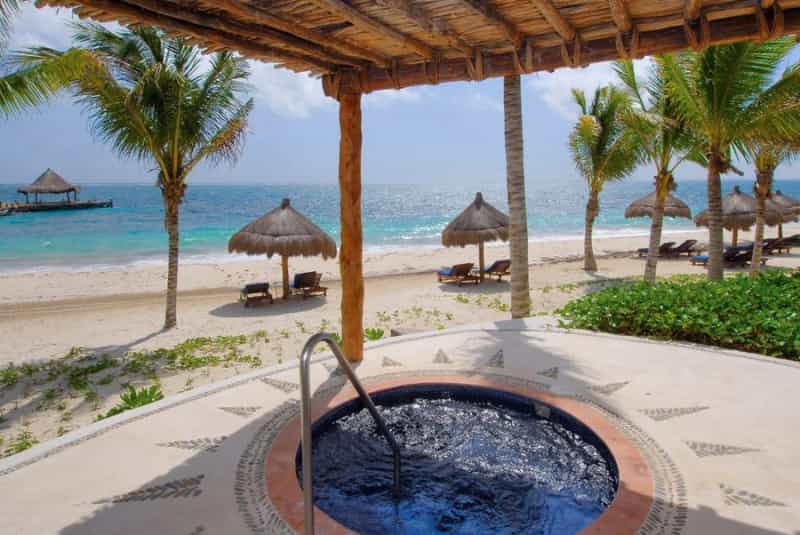 Plunge pool over-looking the beach